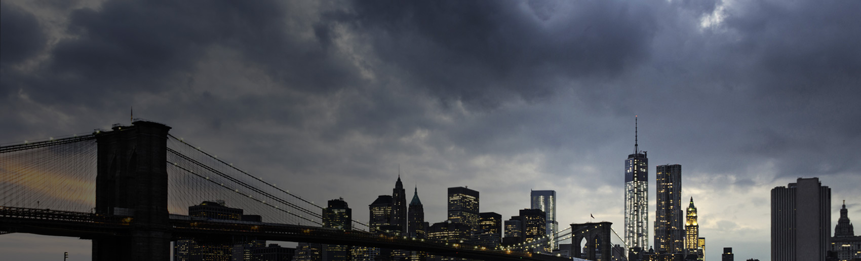 Una vista de la ciudad de Nueva York con nubes de tormenta en el fondo