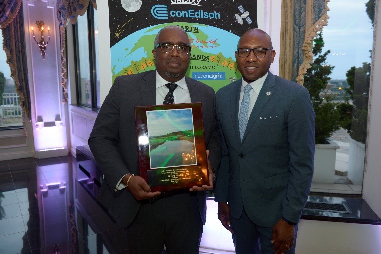Gregory Elcock, Con Edison's director of Energy Efficiency and Demand Management, accepts an award for Corporate Green Leadership at the Alley Pond Environmental Center's Green Gala in Queens.