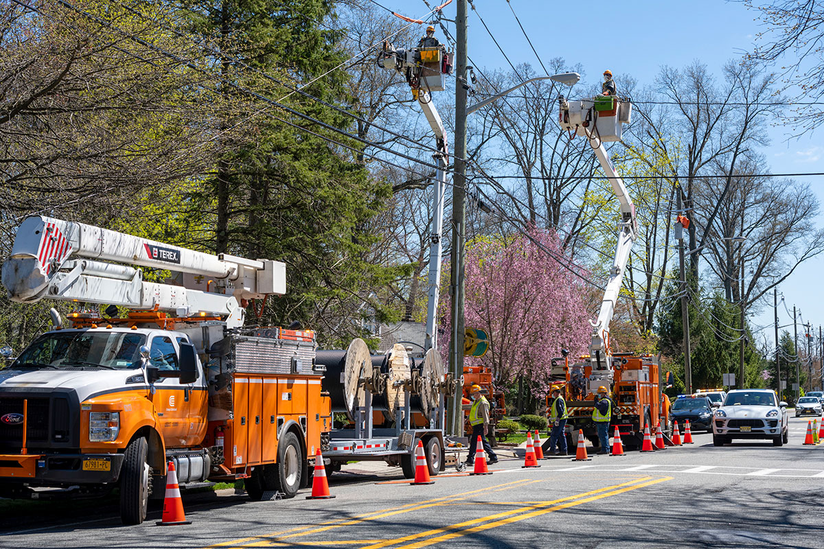 Rockland Electric Company crews at work on the Godwin Avenue project in Wyckoff, New Jersey.